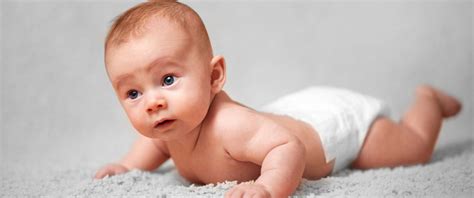 dieťa na brušku zdvíha hlavičku