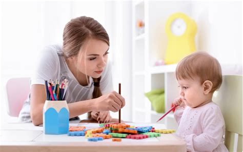 rodič sa hrá s dieťaťom na zemi