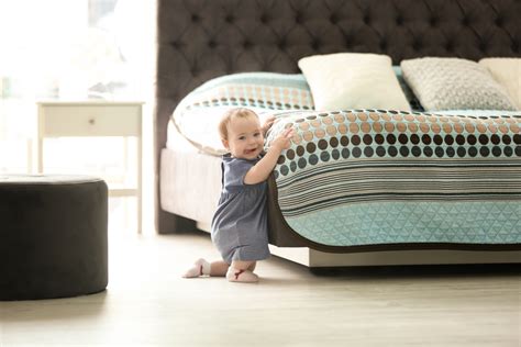 Ilustrácia dieťaťa, ktoré lezie po štyroch správnym kríženým pohybom.