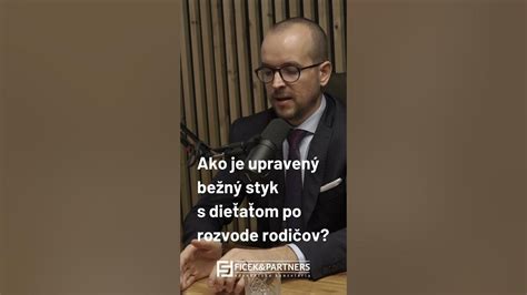 Ilustračná fotografia rodičov s dieťaťom, ktorému sa pozerajú do ucha.