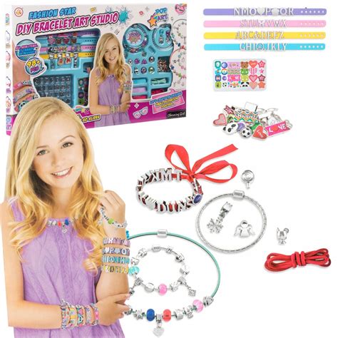 Ilustrácia rôznych typov červených mašličiek a náramkov s menami a príveskami