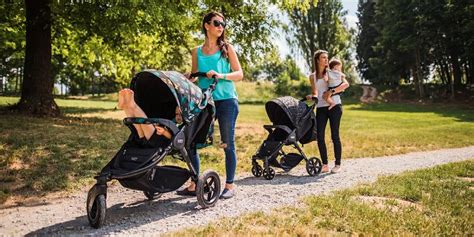 Ilustračná fotografia rodiny s dieťaťom v modernom športovom kočíku v parku