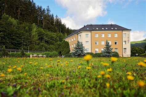 Infografika s chemickým zložením liečivej minerálnej vody z Kúpeľov Lúčky a jej hlavnými minerálmi ako vápnik a horčík.