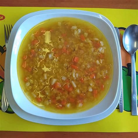 ilustrácia bábätka jediaceho kašu z červenej šošovice