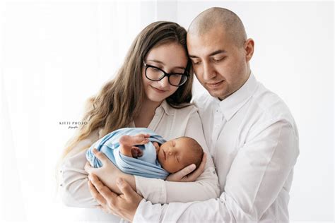 Rodina s novorodencom pri fotení