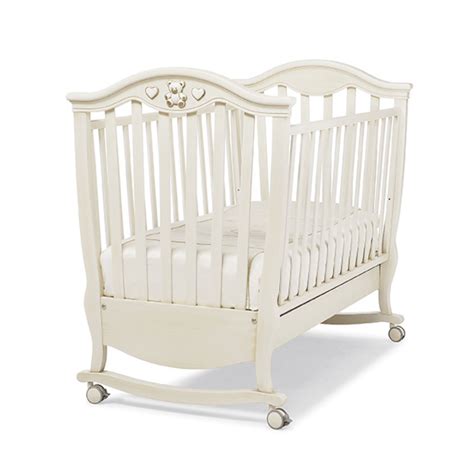 Detail detskej postieľky Chicco s kolieskami a matracom