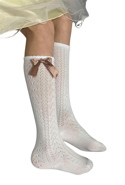 detail bieleho saténového krstového oblečenia pre dievčatko s krajkou