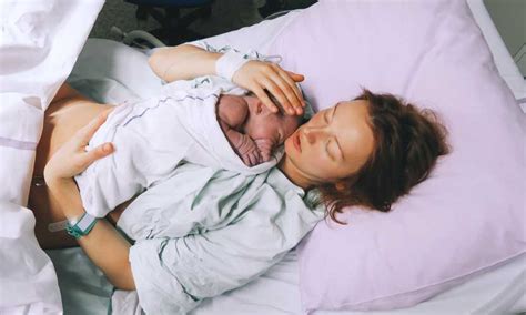 Ilustrácia znázorňujúca priebeh pôrodu