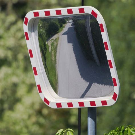 Dopravné zrkadlo na križovatke J. Hanulu/Škultétyho