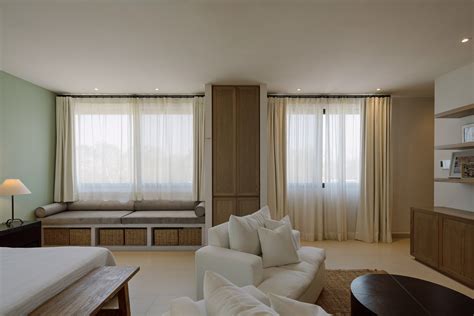 fotografia pôrodnej miestnosti s modernou posteľou a pomôckami na relaxáciu