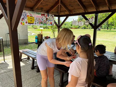 Ilustračná fotografia detí v letnom tábore s hygienickými pomôckami ako sú rúška a dezinfekčné prostriedky.
