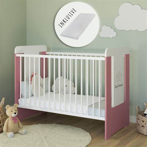 Detská postieľka s rozloženým matracom a príslušenstvom