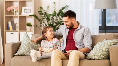 Ilustračná fotografia zobrazujúca vážnu diskusiu medzi rozvádzajúcimi sa rodičmi, s dieťaťom v pozadí, ktoré pôsobí zmätene a smutne.