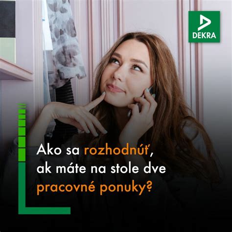 Ilustračná fotografia ženy pozerajúcej sa na pracovné ponuky na nástenke úradu práce.