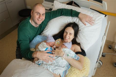 Infografika s porovnaním bežného pôrodu a pôrodu s cisárskym rezom, vrátane možností bondingu.