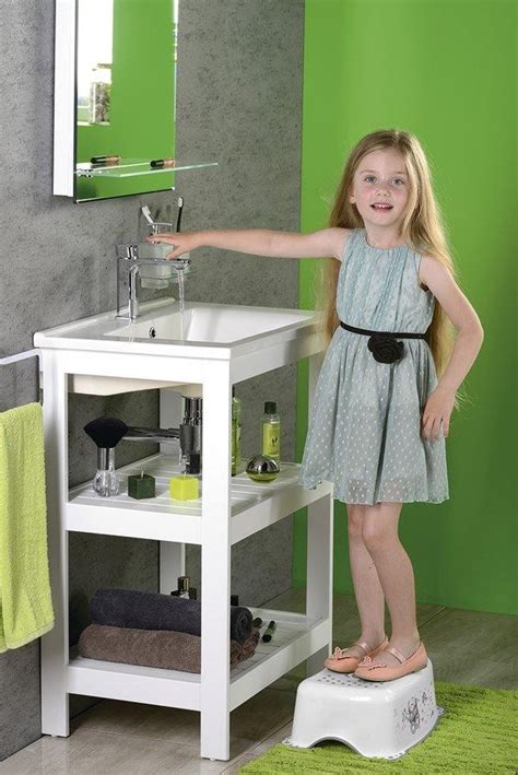 Ilustračná fotografia dieťaťa, ktoré s úsmevom používa detský schodík pri umývadle.