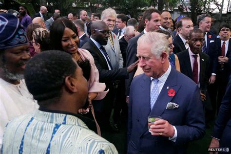 Princ Charles počas návštevy jednej zo svojich charitatívnych organizácií