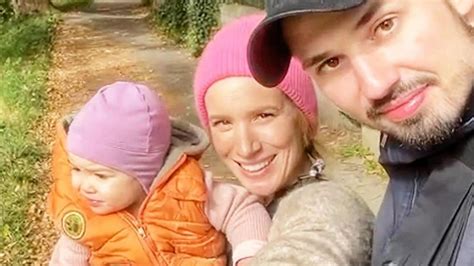 snímka z rodinného života Táni Pauhofovej s dcérou Mílou a partnerom Jonatánom