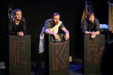 Scéna z divadelnej inscenácie Déjà vu s netradičnými hudobnými nástrojmi a scénografiou pripomínajúcou podzemný priestor