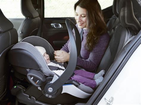 Ilustračné foto novorodenca v autosedačke typu vajíčko.