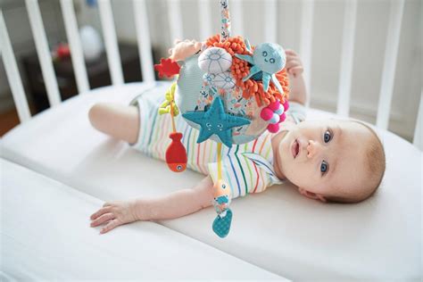 Ukážka hračiek z edukačného boxu pre bábätká.