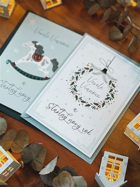 Ilustračná fotografia rôznych druhov vianočných pohľadníc a obálok