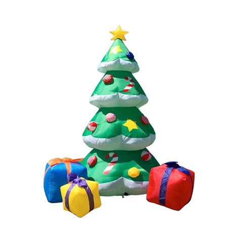 Osvetlený vianočný stromček s darčekmi pod ním