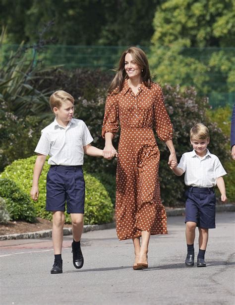 Vojvodkyňa Kate s usmievavým výrazom, obklopená zeleňou v záhrade