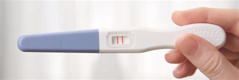 Ilustrácia páru, ktorý objavuje tehotenský test s dvoma čiarkami, s úsmevmi a prekvapením.