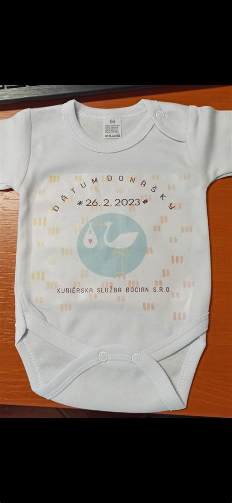 Infografika zobrazujúca rôzne kreatívne spôsoby oznámenia tehotenstva, napr. tričko s nápisom, stierací lós, torta.