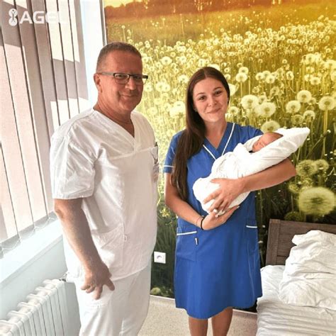 Ilustrácia rodiny s novorodencom po cisárskom reze, zdôrazňujúca bonding.