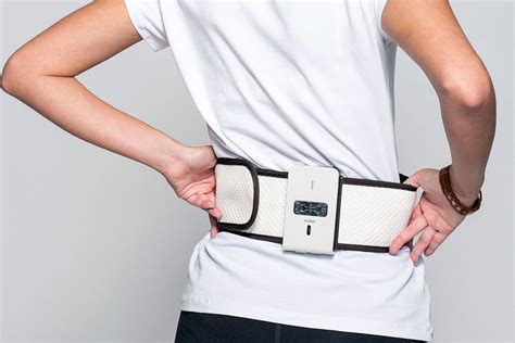 Ilustrácia ženy, ktorá si aplikuje teplý obklad na brucho.