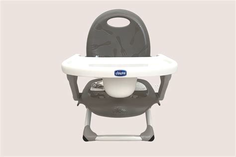 Cestovná jedálenská stolička Chicco Pocket Snack pripevnená k bežnej kuchynskej stoličke