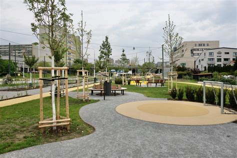 Ilustračná fotografia zobrazujúca rôzne vekové kategórie žien držiacich bábätká.