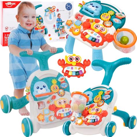 Ilustračná fotografia dieťaťa v chodítku s hračkami