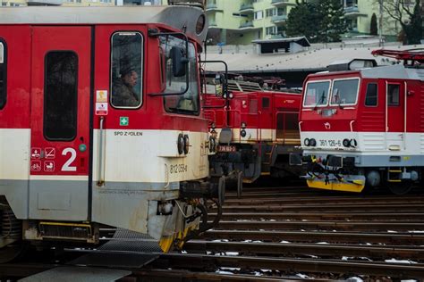 Ilustračná fotografia zobrazujúca ženu s charizmatickým úsmevom a dominantným vystupovaním