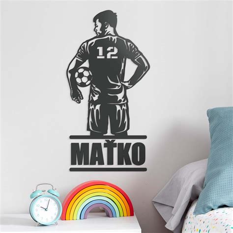 Ilustračná fotografia zobrazujúca chlapca s výrazným, ale zároveň premýšľavým pohľadom