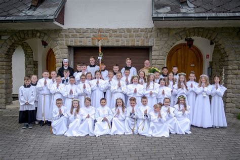 Ilustrácia detí v kostole pri prvom svätom prijímaní