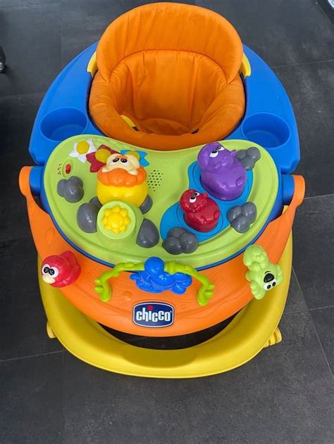 Detailný pohľad na hrací pultík chodítka Chicco Walky Talky s rôznymi interaktívnymi prvkami a tvarom klavíra