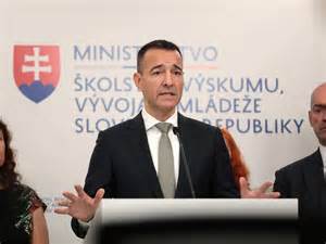Schéma porovnávajúca dennú a externú formu štúdia