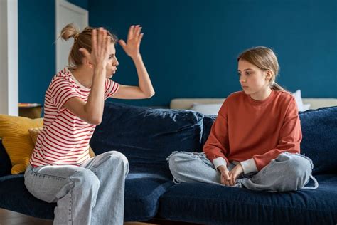 Ilustrácia znázorňujúca dialóg medzi rodičom a dieťaťom o pravidlách