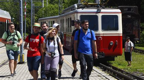 Ilustračná fotografia dieťaťa s batožinou pripraveného na cestu vlakom.