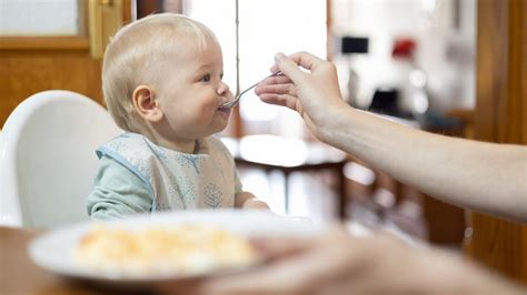 Ilustračná fotka matky kŕmiacej dieťa lyžičkou