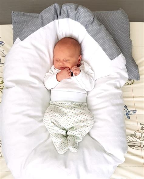 ilustrácia: bábätko zabalené v zavinovačke