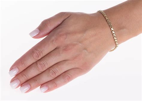 galéria rôznych typov šperkov - zlatý náramok, diamantový prsteň, retiazka s príveskom