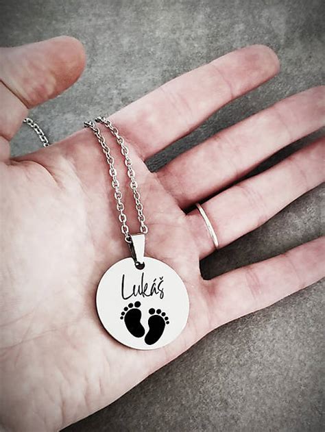 Ukážka personalizovaného zlatého náhrdelníka s gravírovaním mena dieťaťa a dátumu narodenia