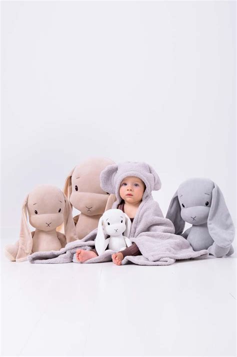 Koláž rôznych praktických darčekov pre bábätko a rodičov