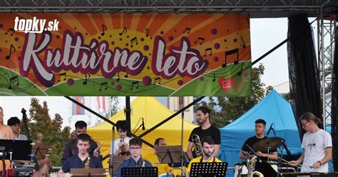 Ilustračná fotografia študentov na hodine hudby