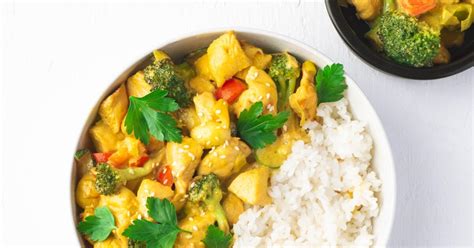 Ilustrácia rôznych fit jedál s kuracím mäsom.