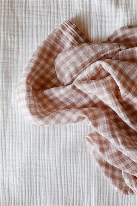 Koláž obrázkov zobrazujúcich rôzne materiály detských diek (bavlna, mušelín, bambus, minky).